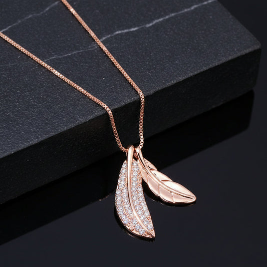 Fashionable Leaf Pendant Choker Necklace